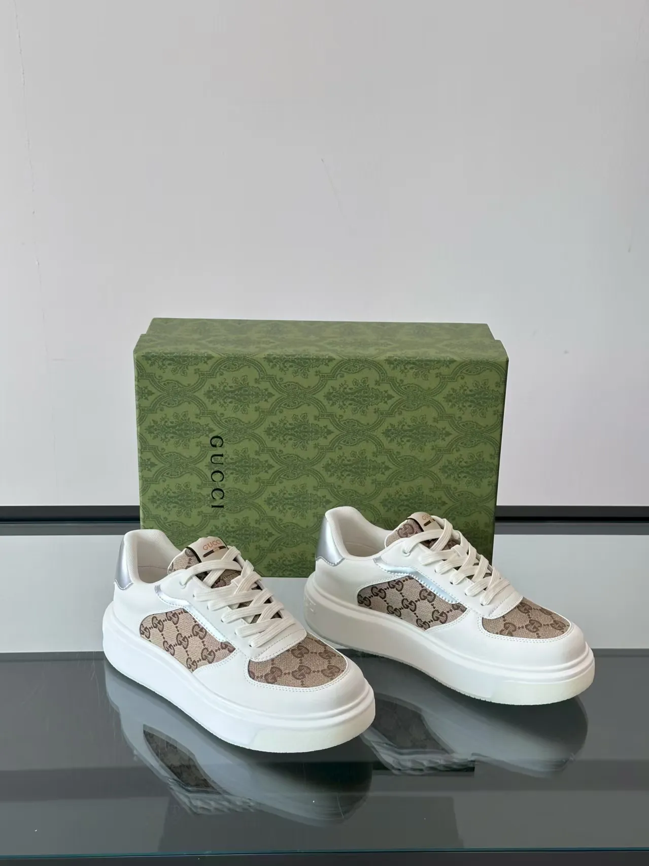 P460. New men's shoes GUCCI [Lightning] latest shoes shipped. Original quality, fashionable, special materials, sheepskin lining, new packaging. The foot feels super comfortable and the workmanship is impeccable. Size: 38-45, white lining. No. 058